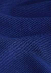 Tiefblaue, strukturierte Stoff mit einem gerippten Muster, das ein glattes und weiches Erscheinungsbild zeigt und sich für verschiedene textile Anwendungen eignet.