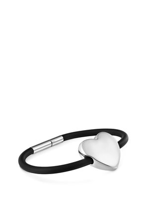 Czarna gumowa bransoletka z polerowanym srebrnym zawieszką w kształcie serca i srebrnym magnetycznym zapięciem na białym tle.