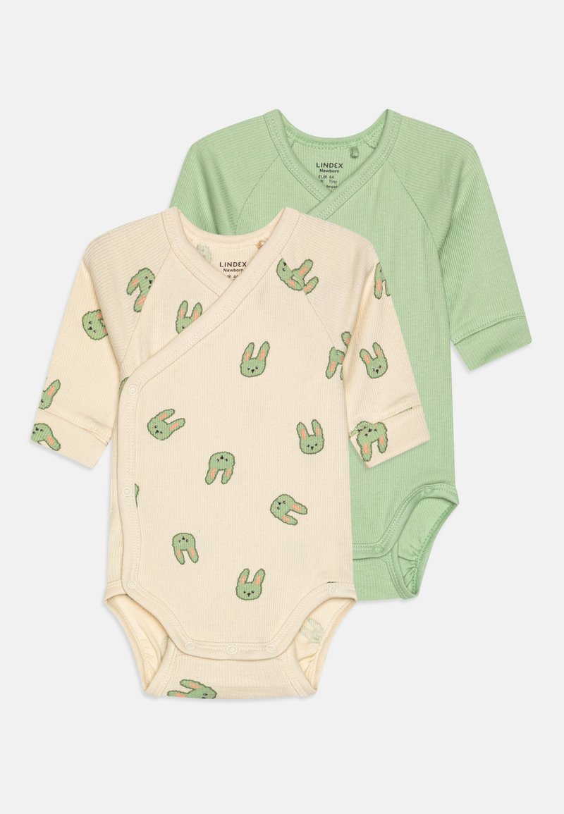 Zwei langärmelige Babybodysuits: einer in Creme mit grünem Hasenmotiv, der andere einfarbig hellgrün, beide mit Druckknopfverschluss und gerippter Textur.