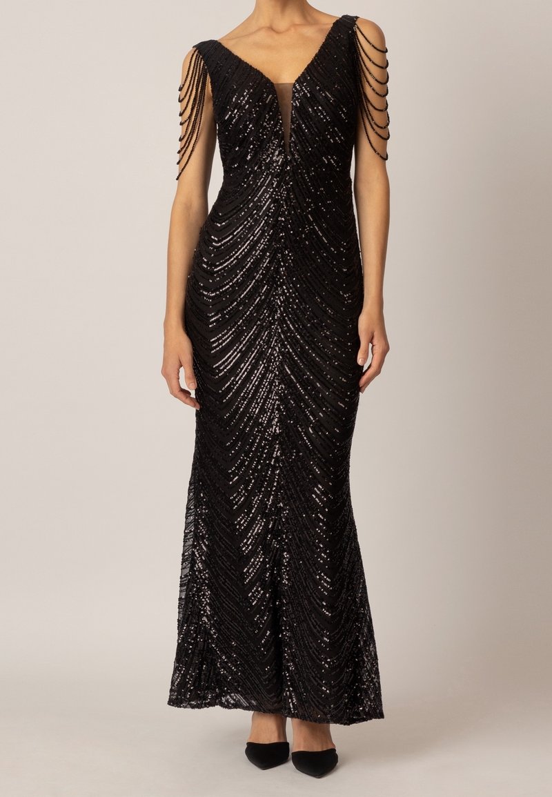 Robe de soirée noire avec un motif chevron en sequins, décolleté en V profond, et détails drapés en chaîne sur les épaules. Silhouette ajustée et élégante.