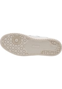 Hvid gummisål til sneakers med cirkulære mønstre, teksturerede greb og præget logo. Glat overflade med et minimalistisk design.