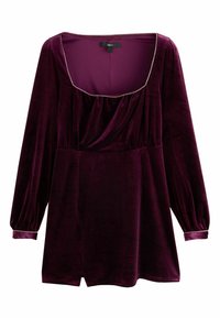 Robe en velours violet avec de longues manches bouffantes, décolleté carré et détails froncés au niveau de la poitrine. Elle présente une fente latérale discrète et une garniture décorative.