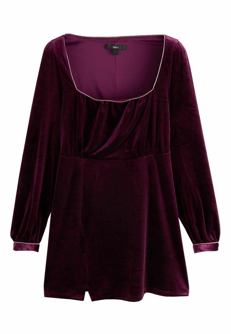 Robe en velours violet avec de longues manches bouffantes, décolleté carré et détails froncés au niveau de la poitrine. Elle présente une fente latérale discrète et une garniture décorative.