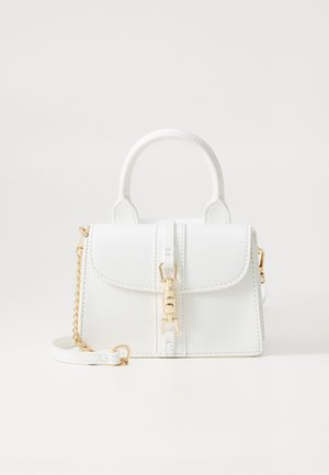 Petit sac à main en cuir blanc avec poignée supérieure, fermoir doré, chaîne détachable et bandoulière en cuir sur fond blanc.