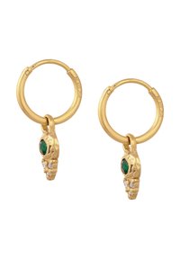 Guld hoops øreringe med en tekstureret pendel, der har en grøn ædelsten og klare krystaller, hvilket giver et unikt og detaljeret design.