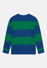 Sweter robiony na drutach w niebiesko-zielone poziome paski, okrągły dekolt, długie rękawy i teksturowane wykończenie.