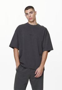 Pegador LOGO BOXY TEE - Basic póló - washed volcano grey