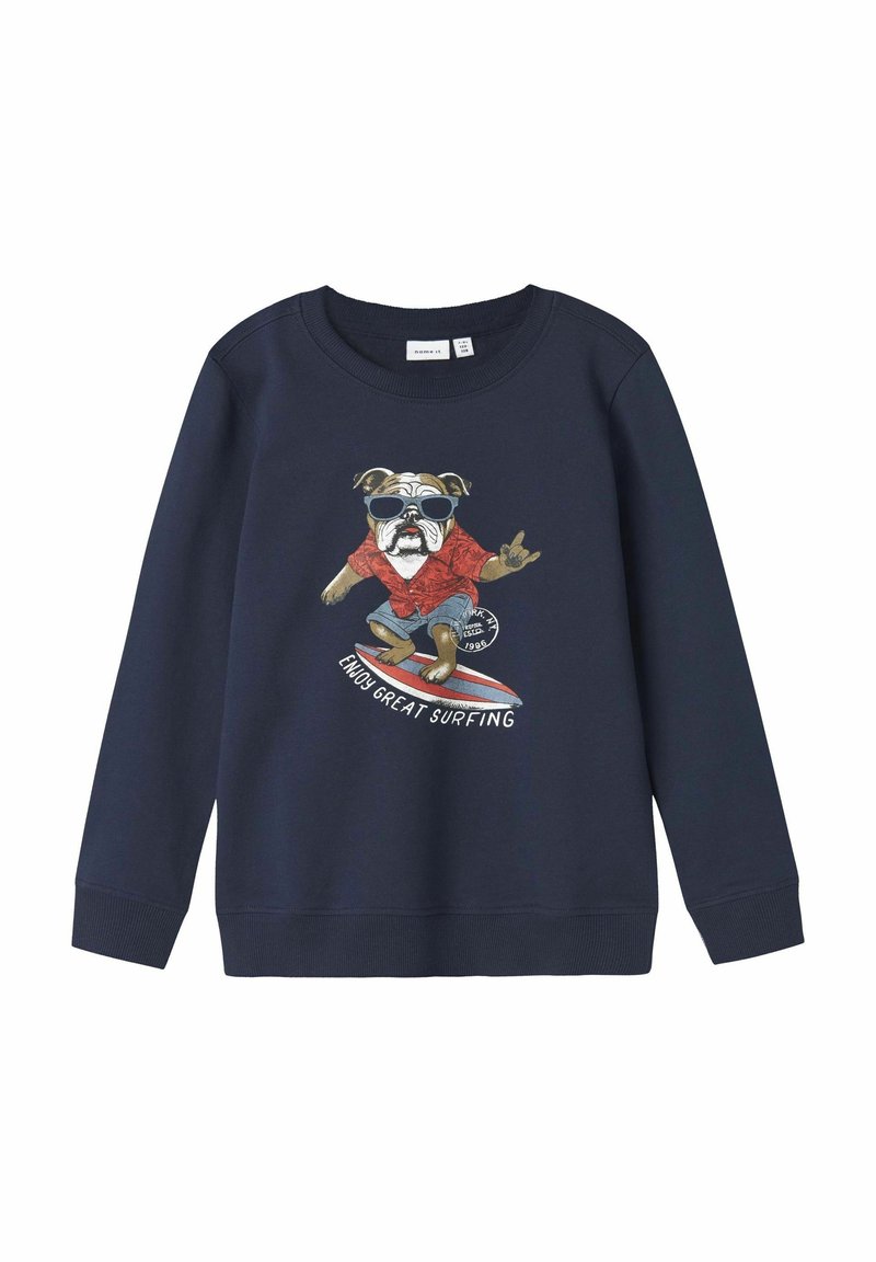 Sweat-shirt à manches longues bleu marine avec un graphique d'un bouledogue portant des lunettes de soleil et une chemise rouge, surfant sur une planche avec le texte "Profitez du surf exceptionnel."