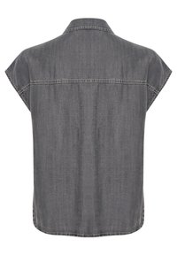 Camicia di denim grigio con colletto, maniche corte e orlo dritto. Presenta una cucitura a yoke sulla schiena e una texture liscia.