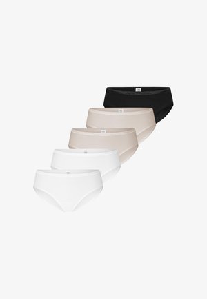 Cinq slips féminins en noir, beige et blanc, disposés en rangée en cascade sur un fond blanc.