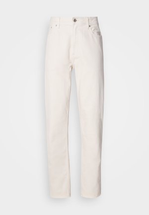 Spijkerbroek van wit denim met rechte pijpen, knoop- en ritsluiting, riemlussen en voor- en achterzakken, weergegeven op een effen achtergrond.