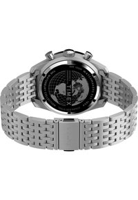 Montre en acier inoxydable avec un cadran noir, trois boutons argentés, un bracelet texturé et une boucle portant le logo TIMEX. Résistante à l'eau jusqu'à 100 mètres.