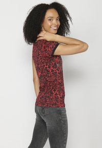 Koroshi SHORT SLEEVE - Apdrukāts T-krekls - red coral