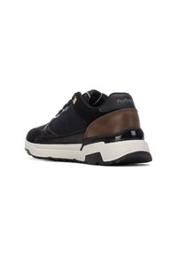 Zapatillas negras y marrones que presentan materiales de ante y piel, suela blanca gruesa, tacón pronunciado y diseño con cordones.