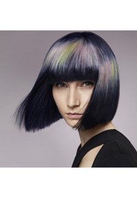Cheveux raides, longueur épaule avec une frange droite, couleur de base violette foncée et reflets pastel. Texture lisse, coiffage minimal.