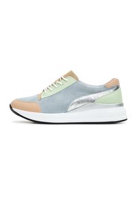 Sneaker yang menampilkan suede biru muda, aksen cokelat, dan detail metalik perak. Sol tengah putih dan sol karet hitam. Desain dengan tali.