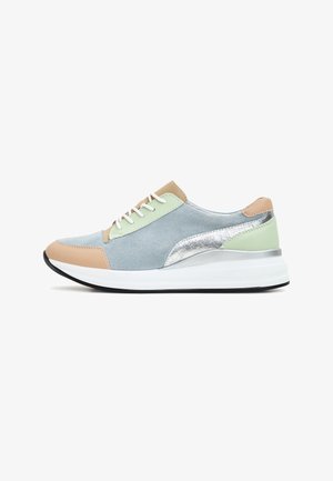 Tenisky s světle modrým semišem, tanovými akcenty a stříbrným kovovým detailem. Bílé mezipodešev a černá gumová podešev. Šněrovací design.