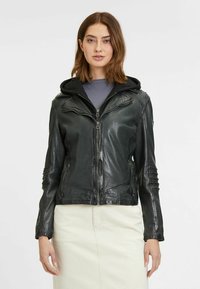 Zwarte leren bikerjack met een ritssluiting aan de voorkant, een aansluitend ontwerp en een aangehechte grijze capuchon. Opvallende stiksels en zijzakken.