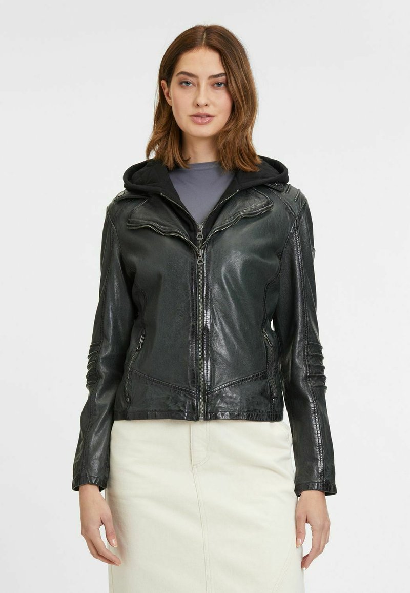 Zwart leren jasje met een aansluitend ontwerp, voorzien van een ritssluiting, twee zijzakken en een capuchon. De textuur is soepel met subtiele details.