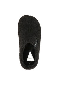 Zwarte slipper van zacht, textuurstof. Heeft een gesloten teen ontwerp en een driehoekig logo label aan de zijkant.