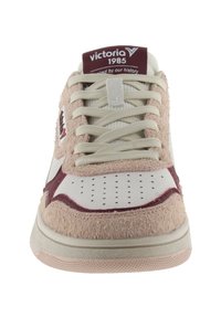 Sneakers con una toma superiore in suede rosa e dettagli in pelle bianca, punta perforata e un'etichetta a linguetta bordeaux. Suola in gomma testurizzata.