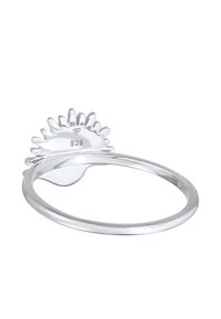 Bague en argent avec un bandeau lisse et un design de rayons de soleil en haut. Estampillée "925", ce qui indique la qualité de l'argent sterling.