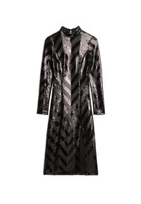 Vestido de lentejuelas negras y plateadas con mangas largas, cuello alto y patrón de espiga. Diseño ajustado con una abertura frontal y textura brillante.