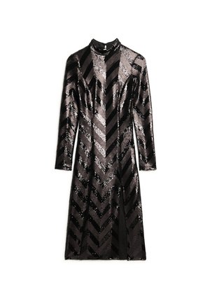 Czarna i srebrna sukienka z cekinami, z długimi rękawami, wysokim kołnierzem i wzorem w chevron. Dopasowany krój z rozporkiem z przodu i błyszczącą teksturą.