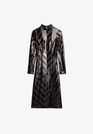 Czarna i srebrna sukienka z cekinami, z długimi rękawami, wysokim kołnierzem i wzorem w chevron. Dopasowany krój z rozporkiem z przodu i błyszczącą teksturą.