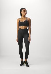 Puma MOVE YOGINI - Sportski grudnjak s blagom potporom - black