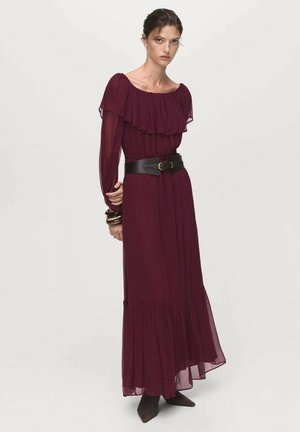 Bordeaux maxi-jurk met een gerimpelde off-shoulder halslijn, lange mouwen en een cinched zwarte riem in de taille; gelaagde, vloeiende rok.