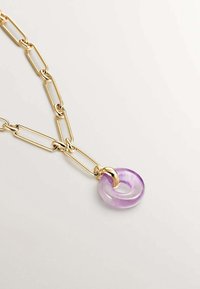 Collar de cadena de oro con eslabones alargados y un colgante circular púrpura, que presenta un acabado brillante y una textura suave.