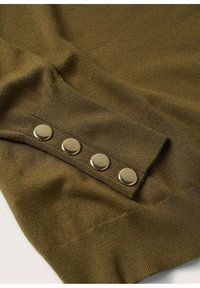 Suéter tejido en verde oliva con un acabado texturizado y cuatro botones metálicos en el puño como detalle.