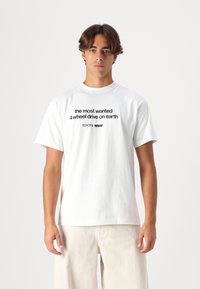 HUF LEGEND RETURNS TEE UNISEX - Trükipildiga T-särk - white