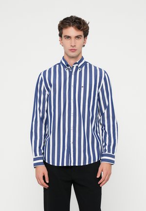 Chemise à boutons rayée bleu et blanche en coton, dotée d'un col, de manches longues et d'une poche poitrine avec un petit détail de logo.