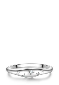 Srebrny pierścionek z gładką, zakrzywioną obrączką, ozdobiony pięcioma akcentami w kształcie gwiazdy i przezroczystymi kamieniami szlachetnymi, tworzącymi elegancki, nowoczesny design.
