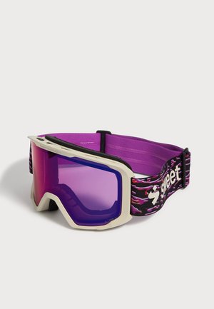 Occhiali da sci con lenti specchiate viola, montatura bianca e cinturino regolabile nero e rosa con logo "Sweet" su sfondo bianco.