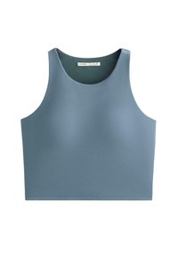 Světle modrý krátký tílko vyrobené z hladké, pružné látky. Má kulatý výstřih a široké průramky s čistým lemem.