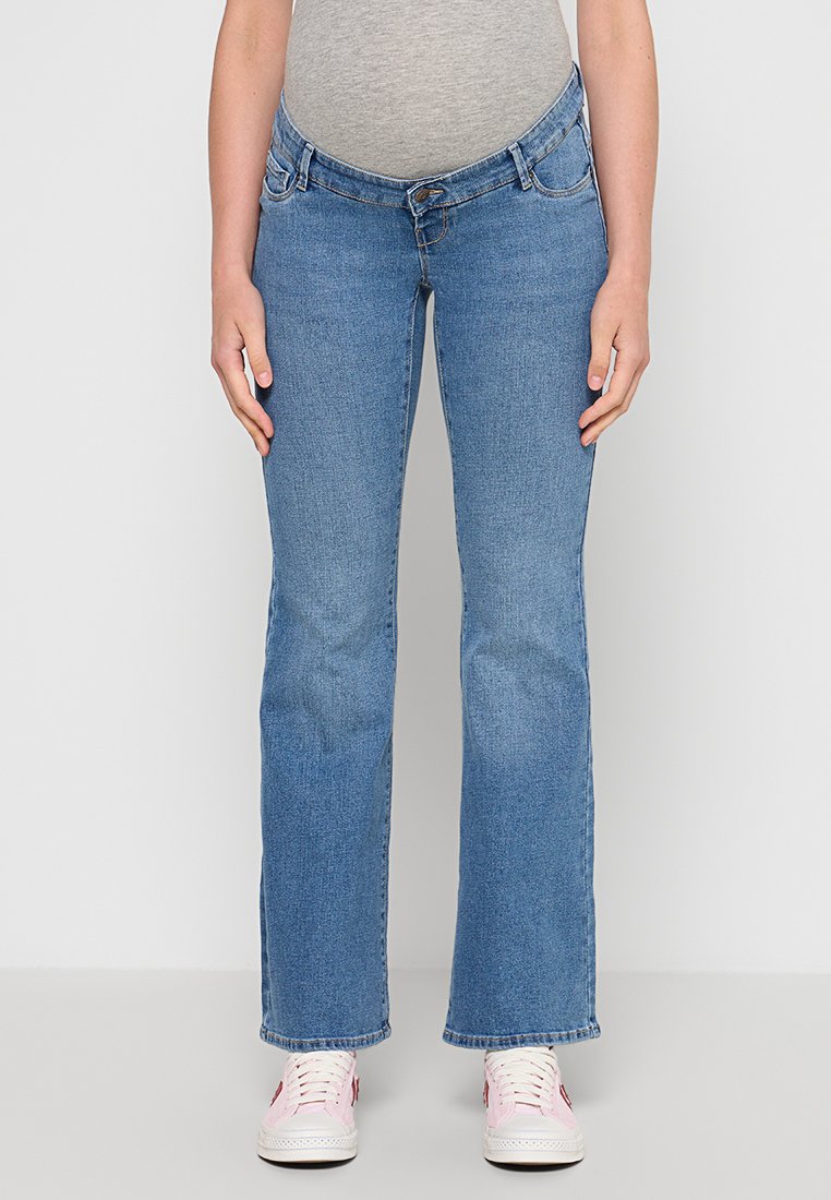 Modre jeans hlače iz jeansa z srednje visokim pasom, ravnim krojem hlačnic in petimi žepe, kombinirane z belimi supergami in sivo majico.