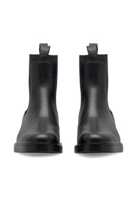 Melnas ādas potīšu zābaki ar elastīgām sānu panellēm, plakanām gumijas zoleēm un vilkšanas cilpiņām ērtai uzvilkšanai. Gluda tekstūra un minimālisma dizains.