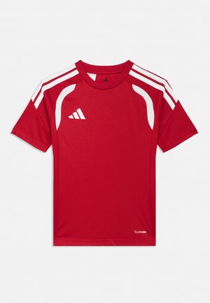 T-shirt de sport rouge à manches courtes avec des rayures blanches sur les épaules, des accents blancs incurvés, le logo Adidas sur la poitrine et le marquage ClimaCool près de l'ourlet.