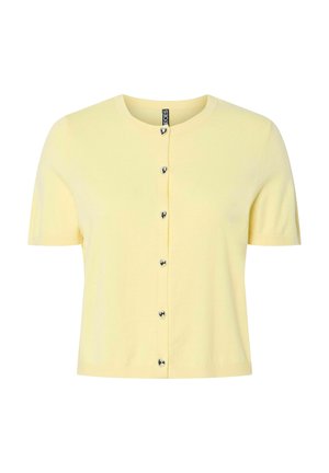 Cardigan jaune à manches courtes en tricot doux, orné de boutons argentés en forme de cœur sur le devant et d'un col rond.