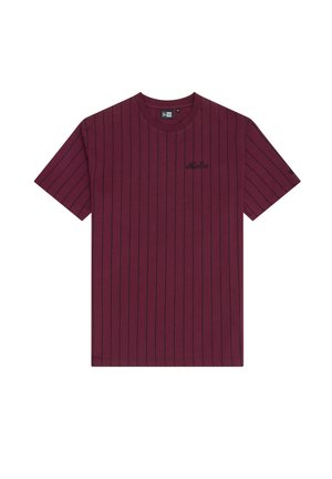 T-shirt corto a maniche corte color bordeaux con sottili righe verticali nere e piccolo logo ricamato "New Era" in nero sul lato sinistro del petto.