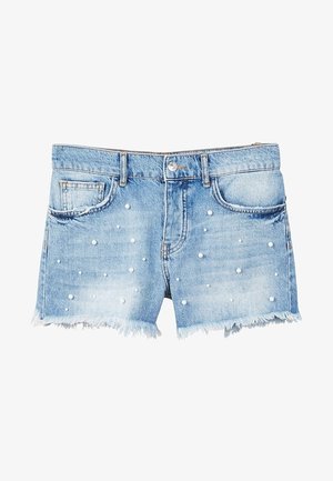 Shorts en denim de couleur bleu clair, avec un ourlet effiloché et décorés de faux perles blanches réparties uniformément sur le devant. Quatre poches incluses.