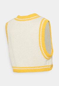 Sweater de malha sem mangas em creme com detalhes amarelos. Apresenta riscas brancas ao longo da gola e da bainha, tecido texturizado e design cropped.