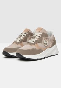 Sneakers w beżowym i jasnobrązowym zamszu, akcentami z siateczki i brokatu, z białą podeszwą pośrednią, beżowymi sznurówkami i okrągłym logo po boku.