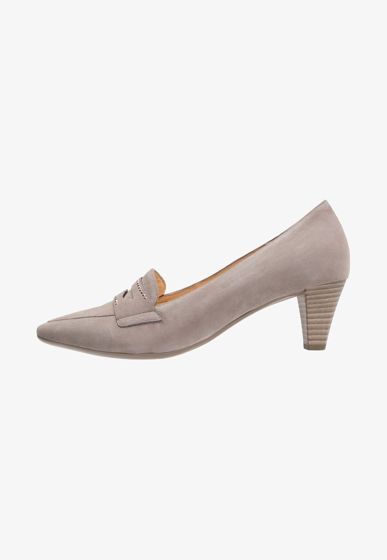 Escarpin femme en daim taupe avec bout pointu, talon moyen empilé et bride décorative sur le devant.