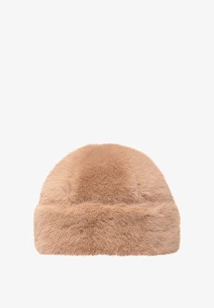 Chapeau en fausse fourrure beige avec une couronne arrondie et un large revers. Surface texturée avec une apparence douce et duveteuse. Pas de coutures ni de décorations visibles.
