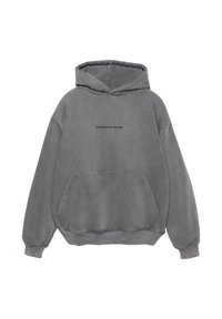 Szara bluza z kapturem, wykonana z miękkiego materiału, z przednią kieszenią, kapturem ze sznurkiem oraz nadrukowanym tekstem "Ustanowiona w Nowym Jorku, 2023" na klatce piersiowej.