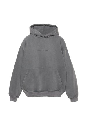 Szürke kapucnis pulóver, puha anyagból, elülső zsebbel, húzózsinórral ellátott kapucnival és a mellkasán található "Alapítva New Yorkban, 2023" felirattal.